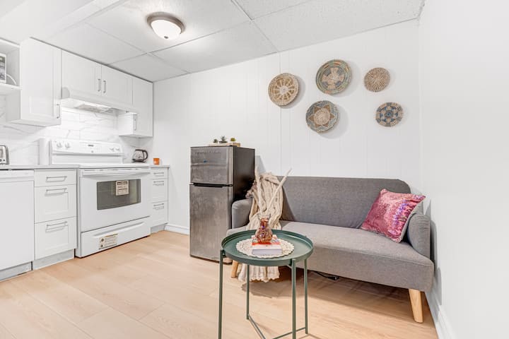 Bright 2br Stay • Near Ttc • Yard & Parking - Toronto