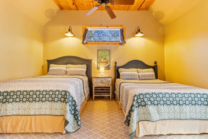 Deuxième chambre avec 2 lits queen size (niveau inférieur).