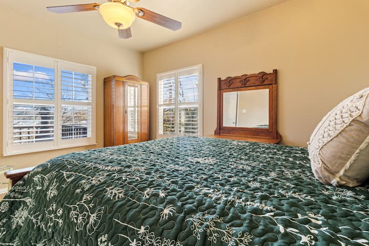 Troisième chambre avec un lit queen size.  Surplombe la terrasse donnant sur le lac (niveau inférieur).