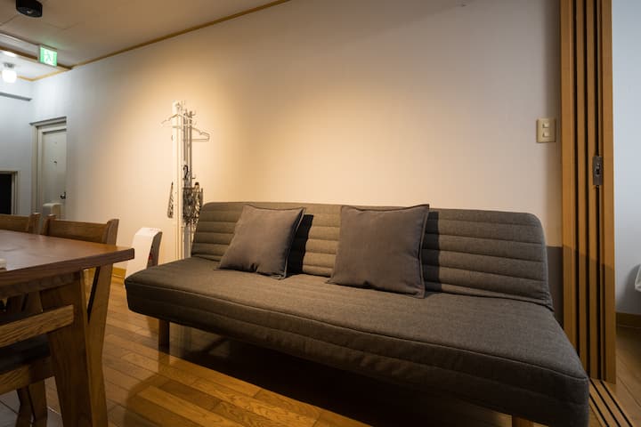 פוטונים וכריות לספה הנפתחת נמצאים בארון.