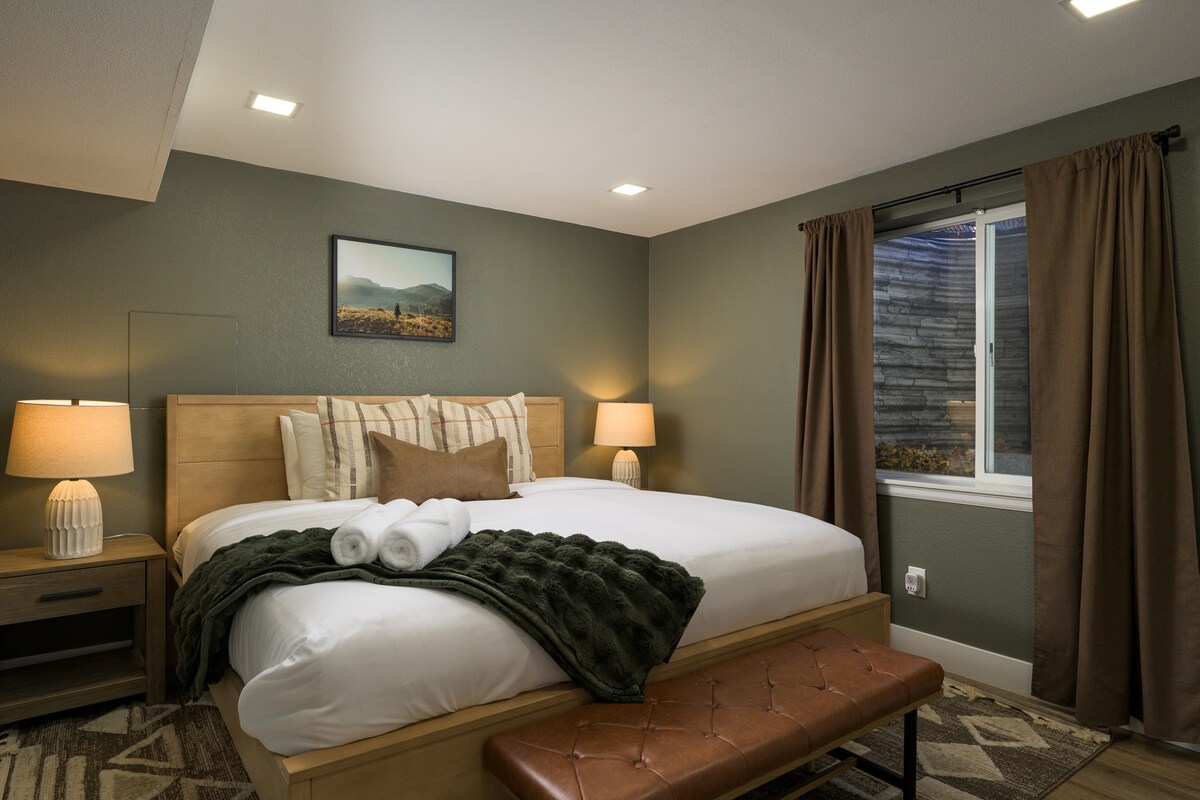 舒适的卧室配备豪华特大号床、柔和的照明和温馨的朴素装饰。 享受酒店品质的床上用品和宁静、轻松的氛围，享受安宁的夜晚睡眠。 非常适合在丹佛度过一天后放松身心。