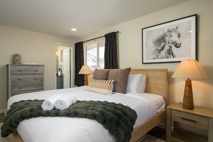 Habitación luminosa y relajante con una lujosa cama tamaño queen, iluminación cálida y detalles acogedores. Cuenta con baño privado y vestidor para una estadía cómoda y relajante.
