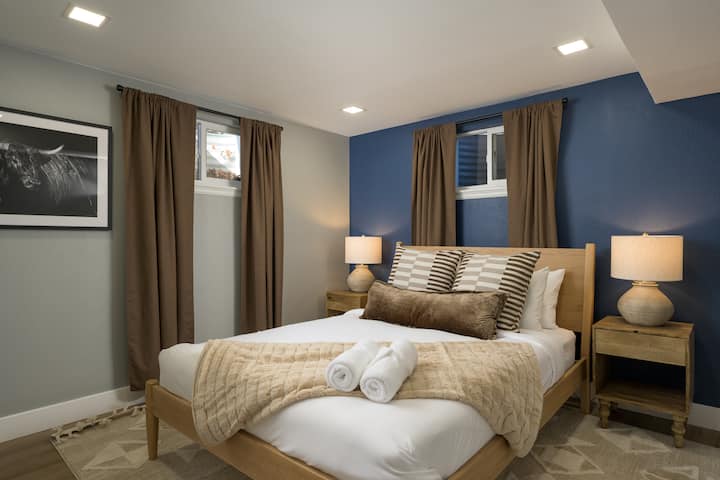 Elegante dormitorio con una acogedora cama tamaño queen, iluminación suave y texturas en capas para una estancia tranquila. Los colores relajantes y la ropa de cama de calidad hotelera crean el espacio perfecto para relajarse y recargar energías.