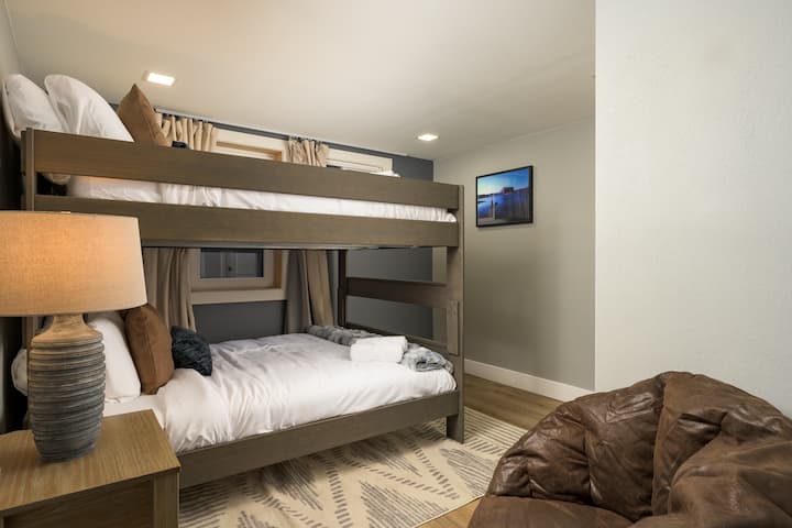 Acogedora habitación con literas con cómodas camas tamaño queen, sábanas suaves y una iluminación cálida. Perfecto para niños o invitados adicionales, con mucho espacio para relajarse y descansar.