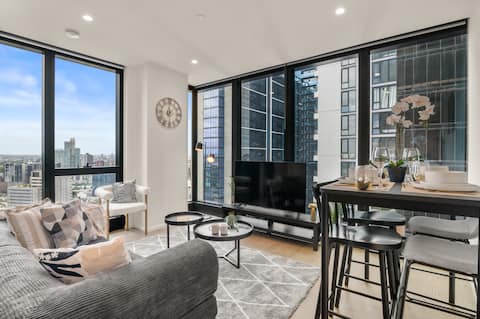 Successful Airbnb property: 2BR in Iconic Tower W/Pool • Prime Southbank Spot in Southbank