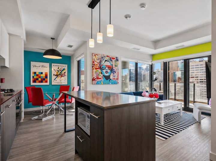“Le Gallery” •Panoramic City Views• Spacious • Dt - Calgary