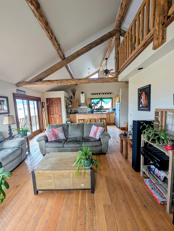 Fresh Frank Guesthouse: Mountain Views & Fishing - Ennis, MT