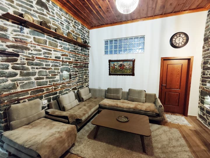 Stone Villa In Old Town | Private Parking & Views - Distrito de Gjirokastër