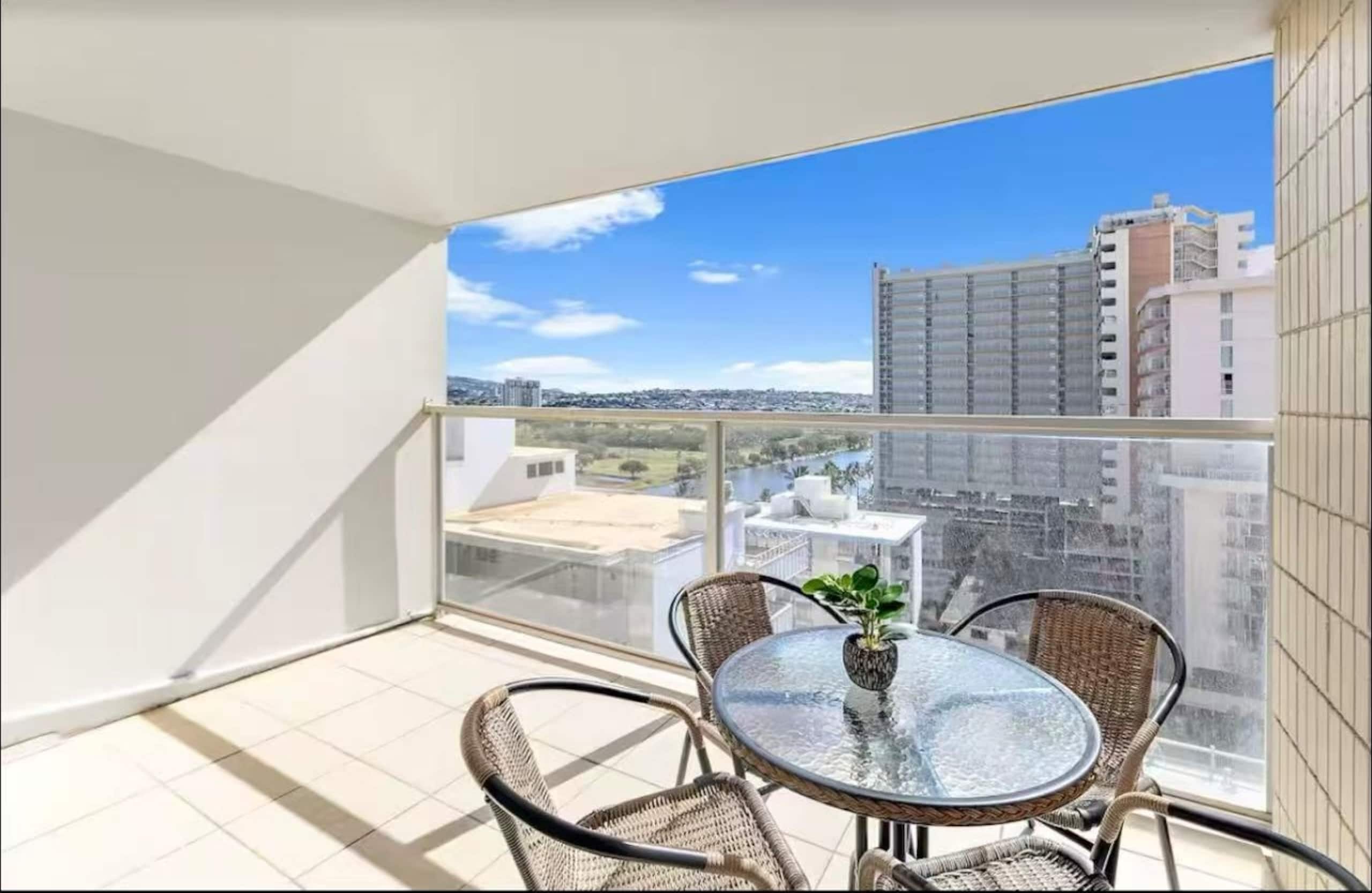 Modern Waikiki Studio - Image 13