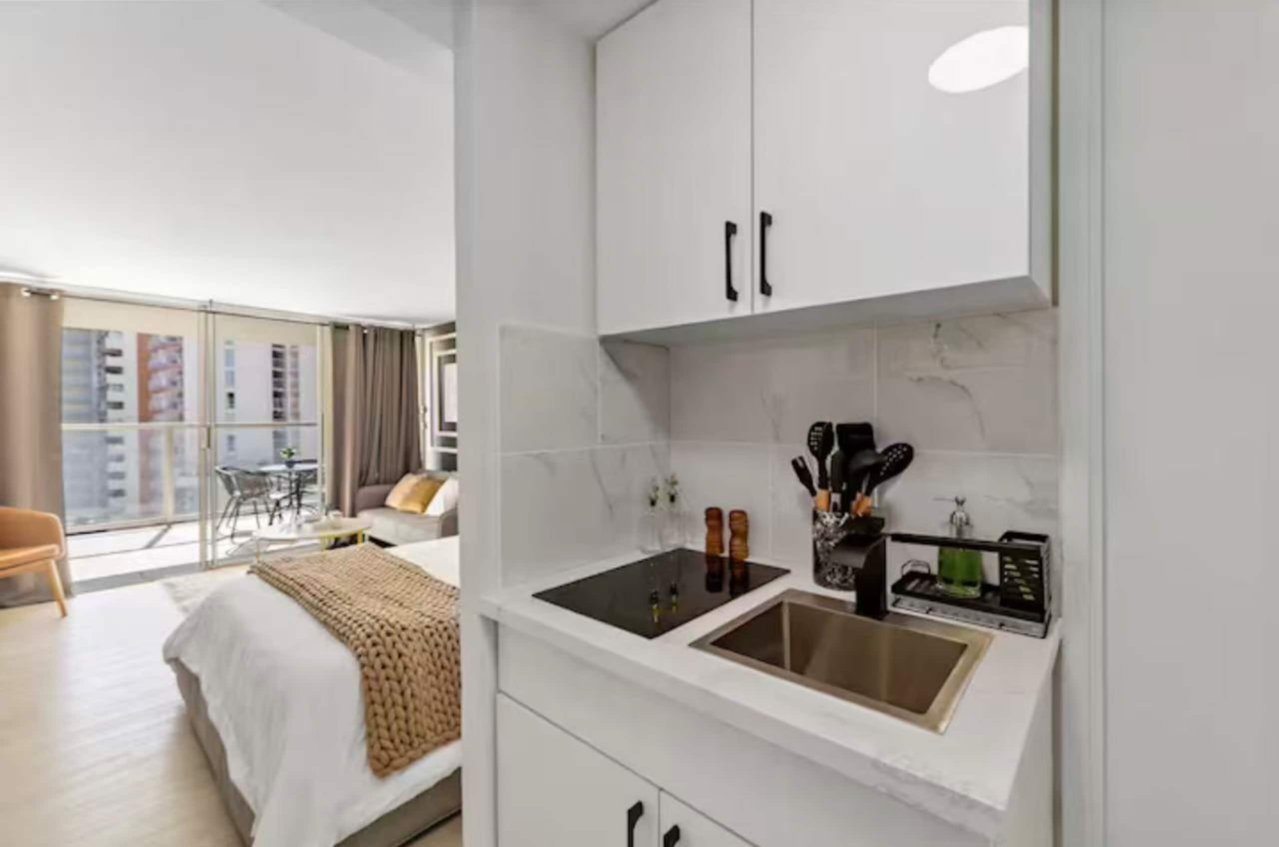 Modern Waikiki Studio - Image 21