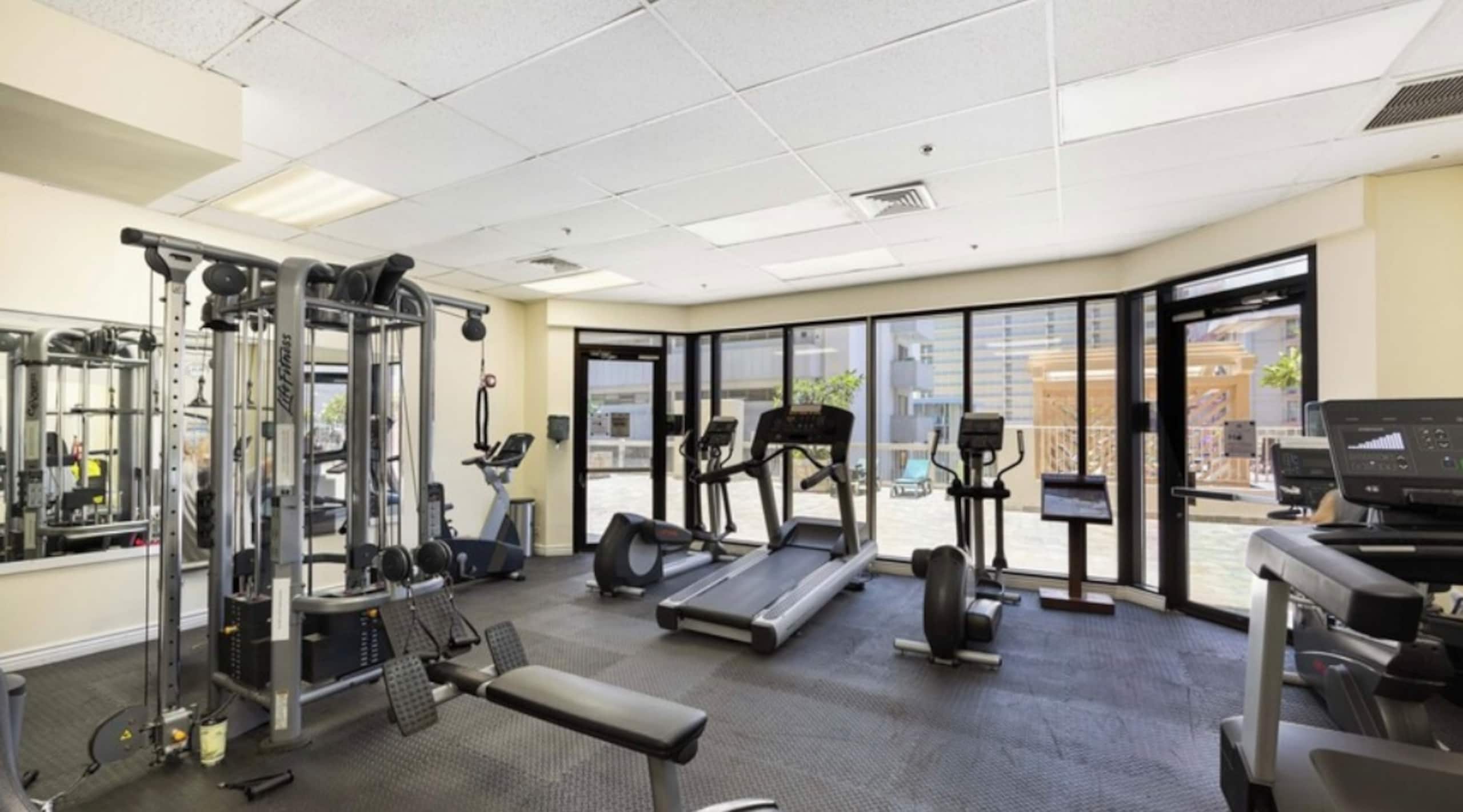Modern Waikiki Studio - Image 17