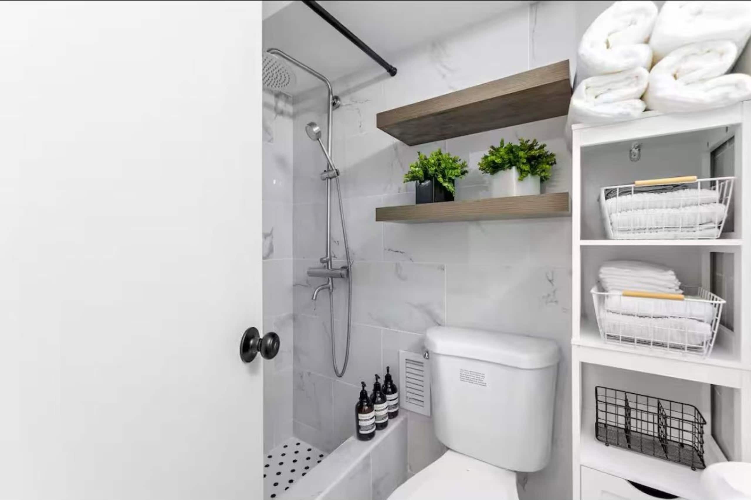 Modern Waikiki Studio - Image 12