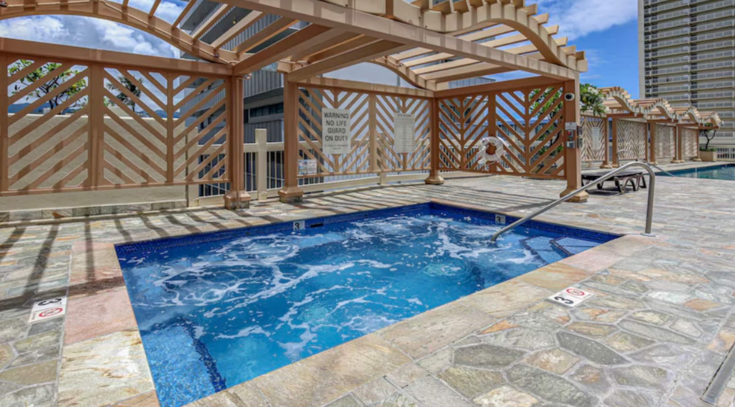 Modern Waikiki Studio - Image 19