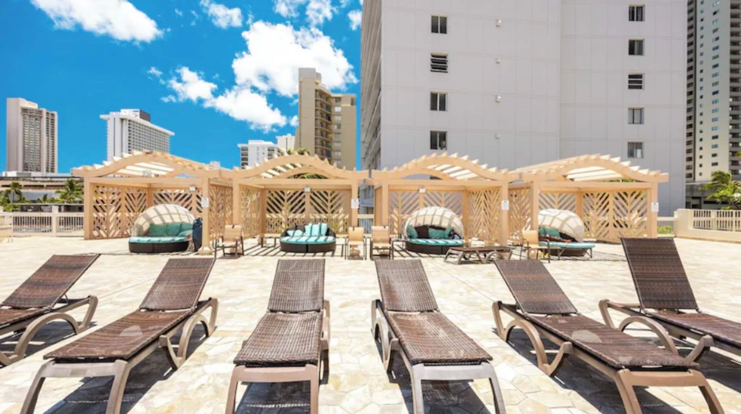 Modern Waikiki Studio - Image 24