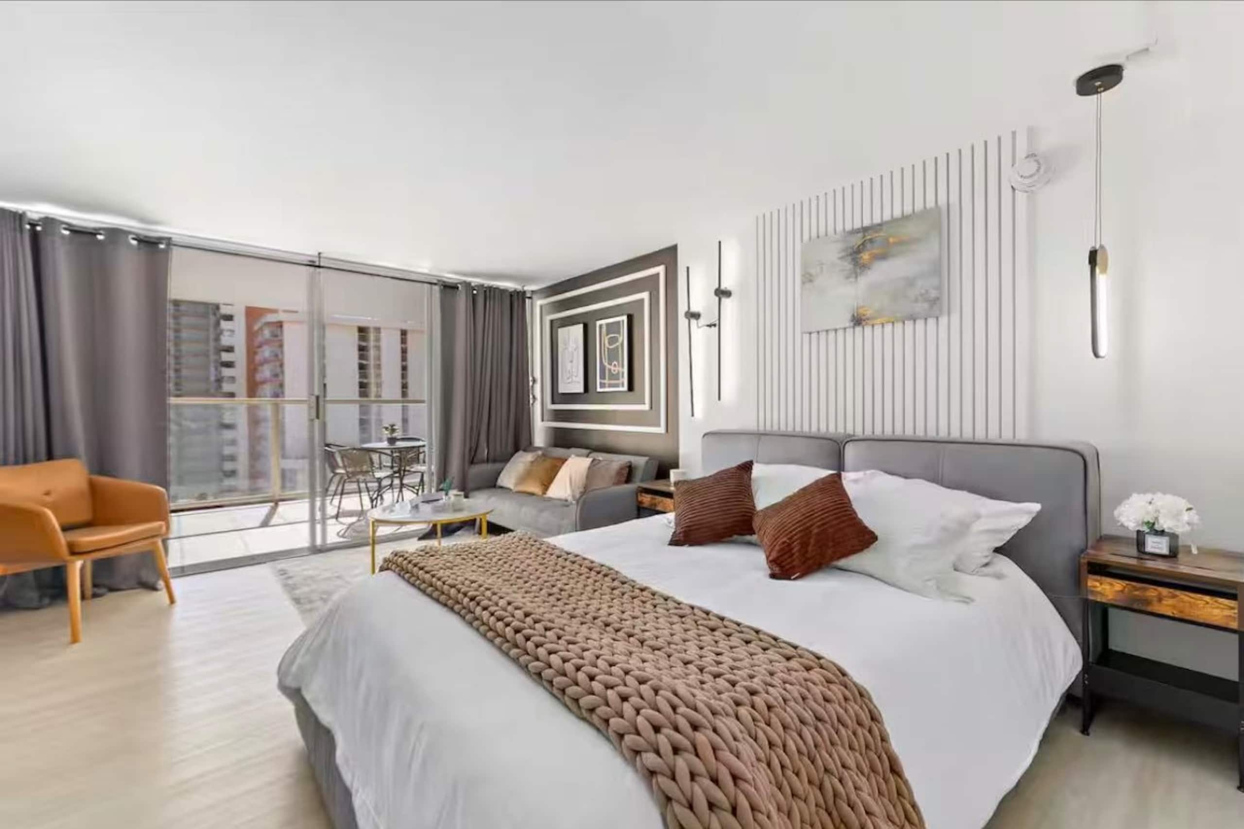 Modern Waikiki Studio - Image 1