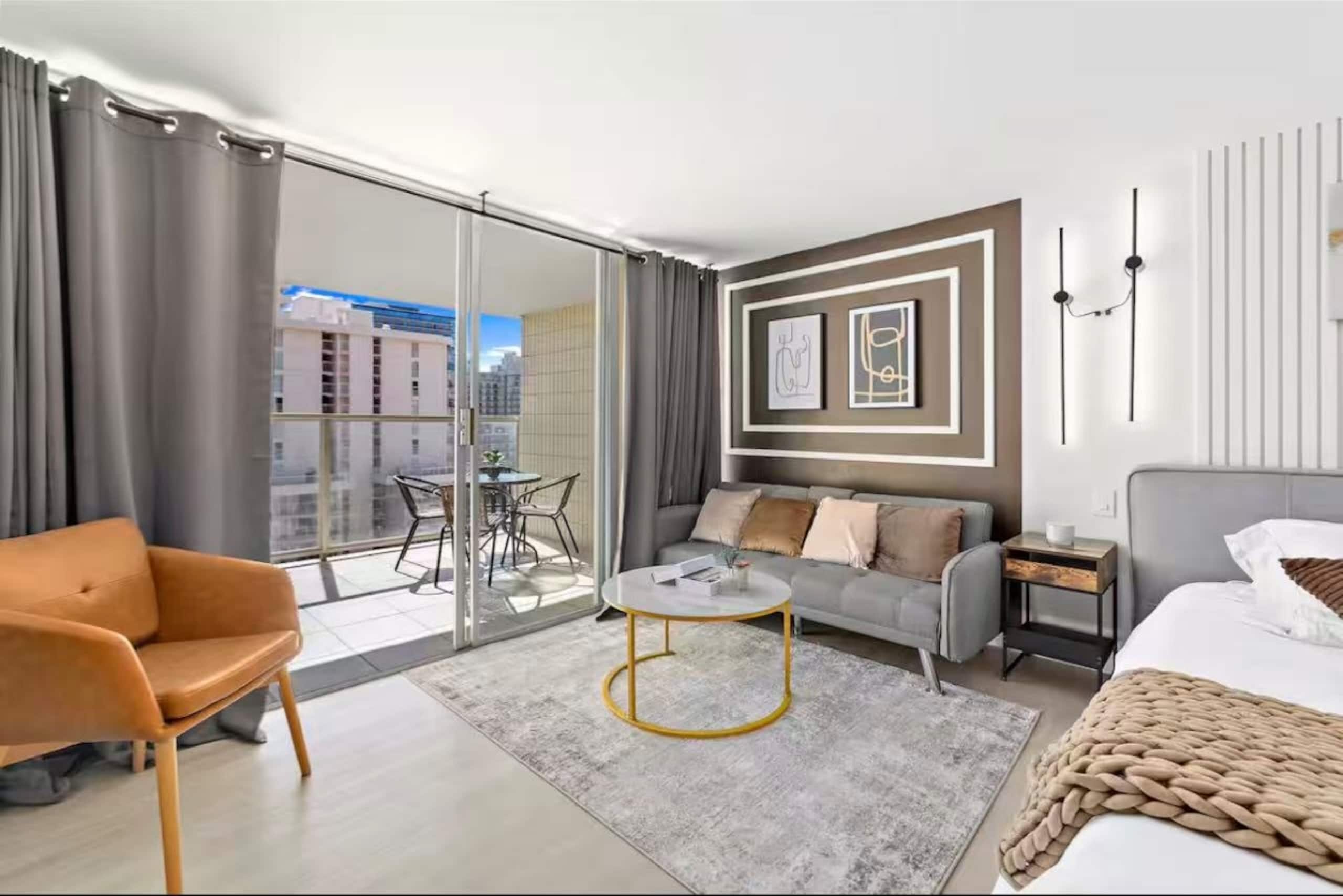 Modern Waikiki Studio - Image 2