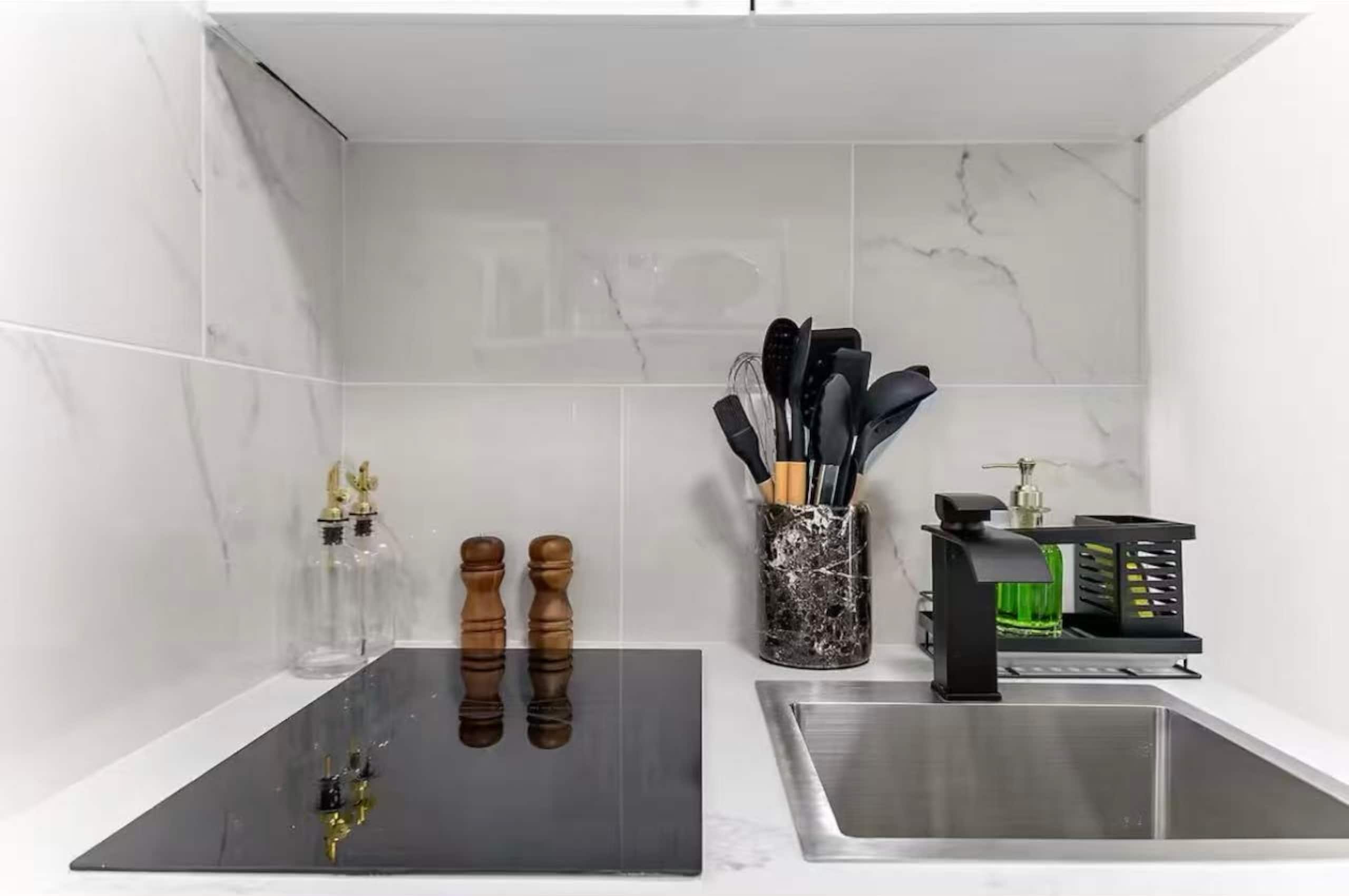 Modern Waikiki Studio - Image 4