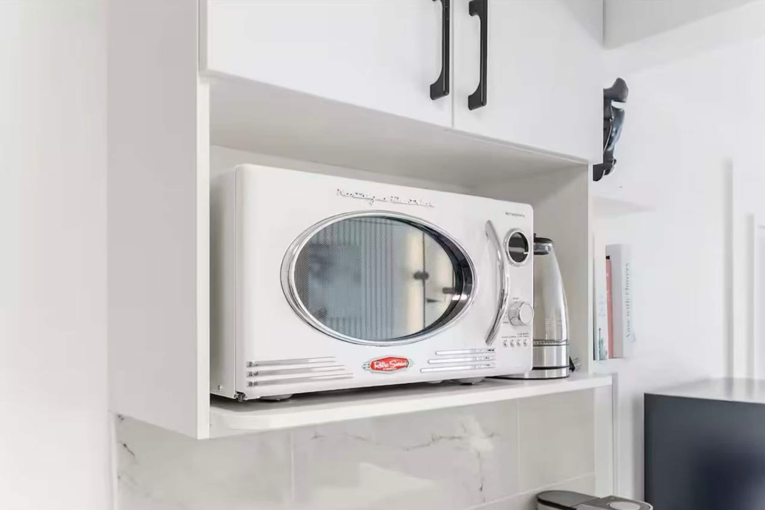 Modern Waikiki Studio - Image 9