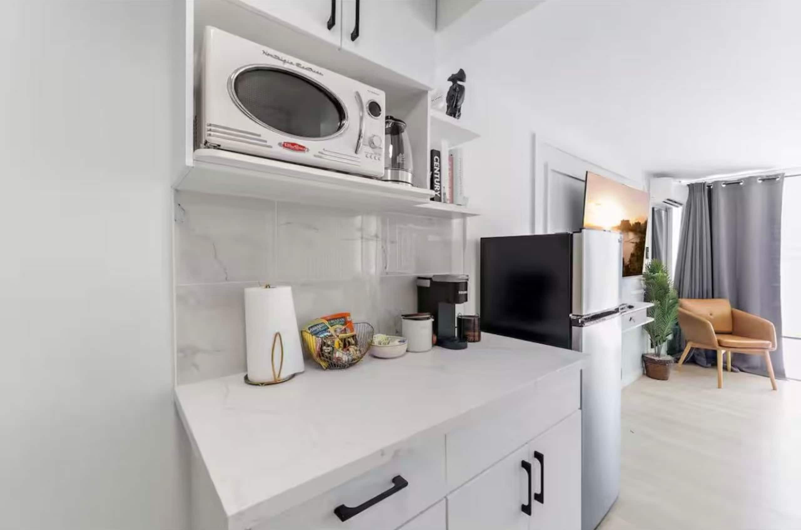 Modern Waikiki Studio - Image 5