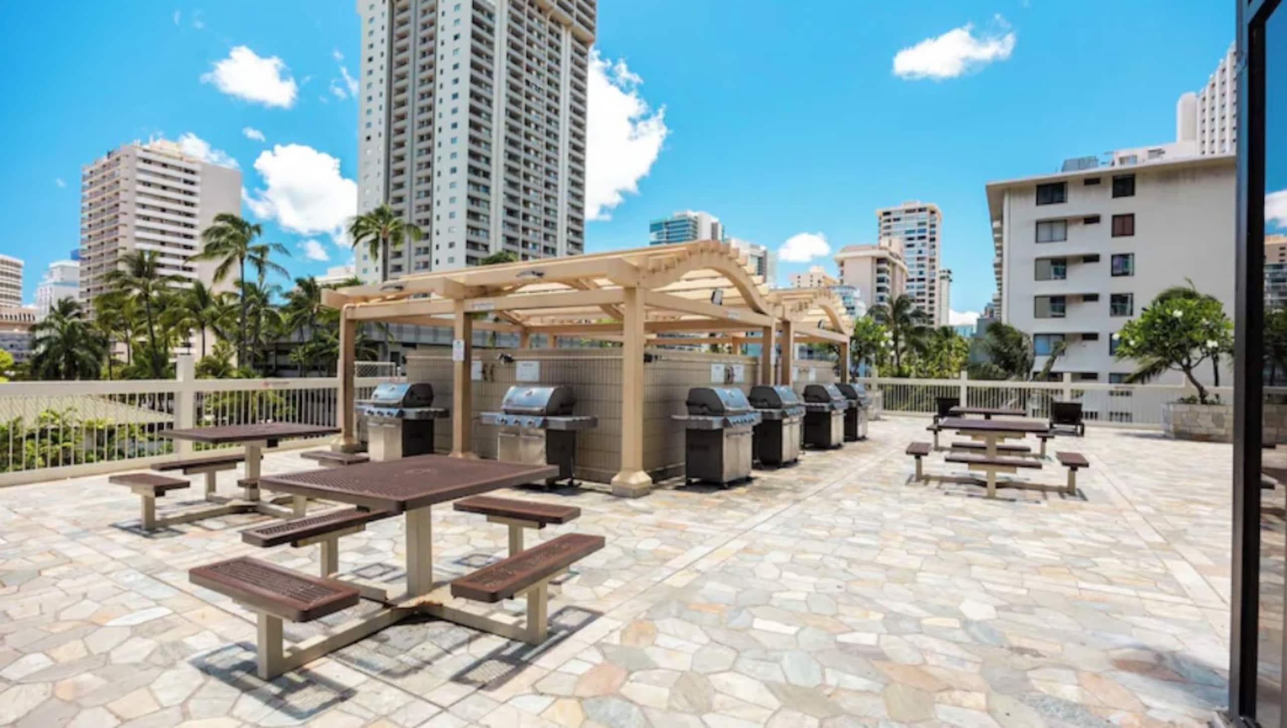 Modern Waikiki Studio - Image 22