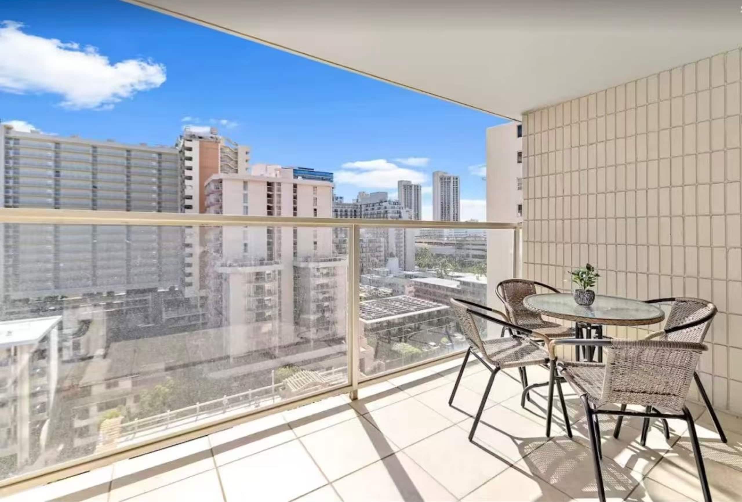 Modern Waikiki Studio - Image 14