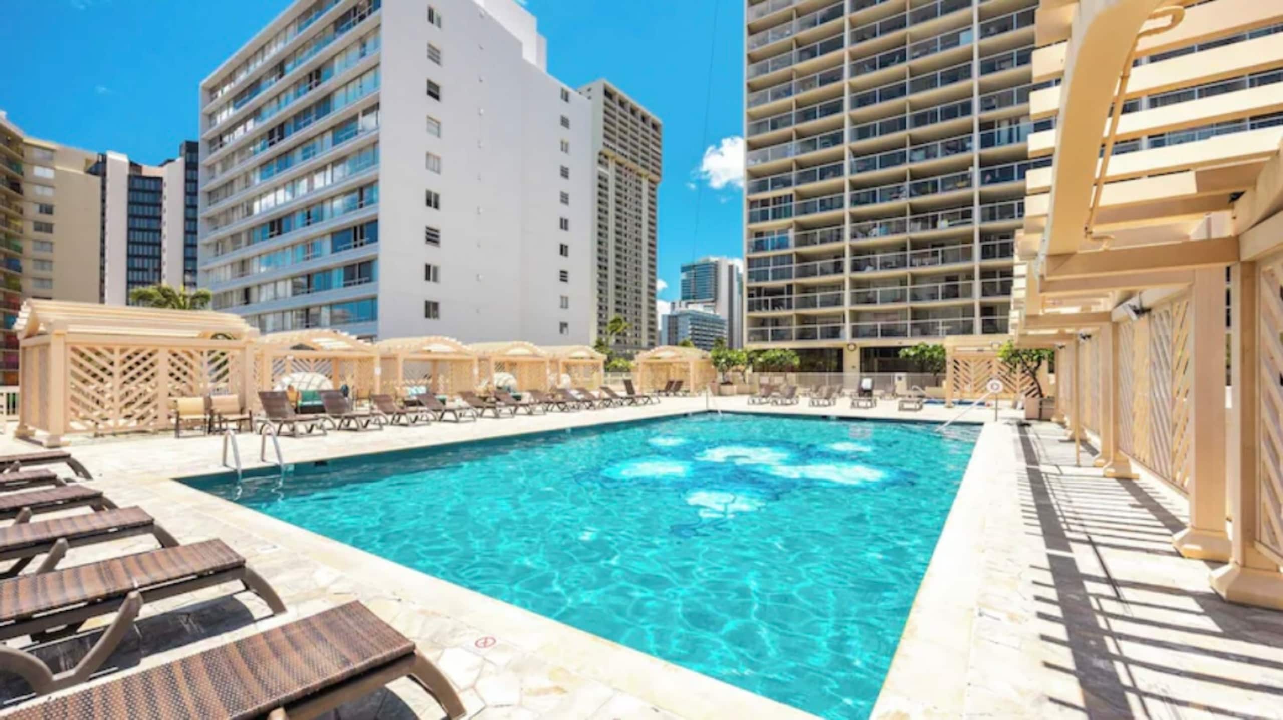 Modern Waikiki Studio - Image 18