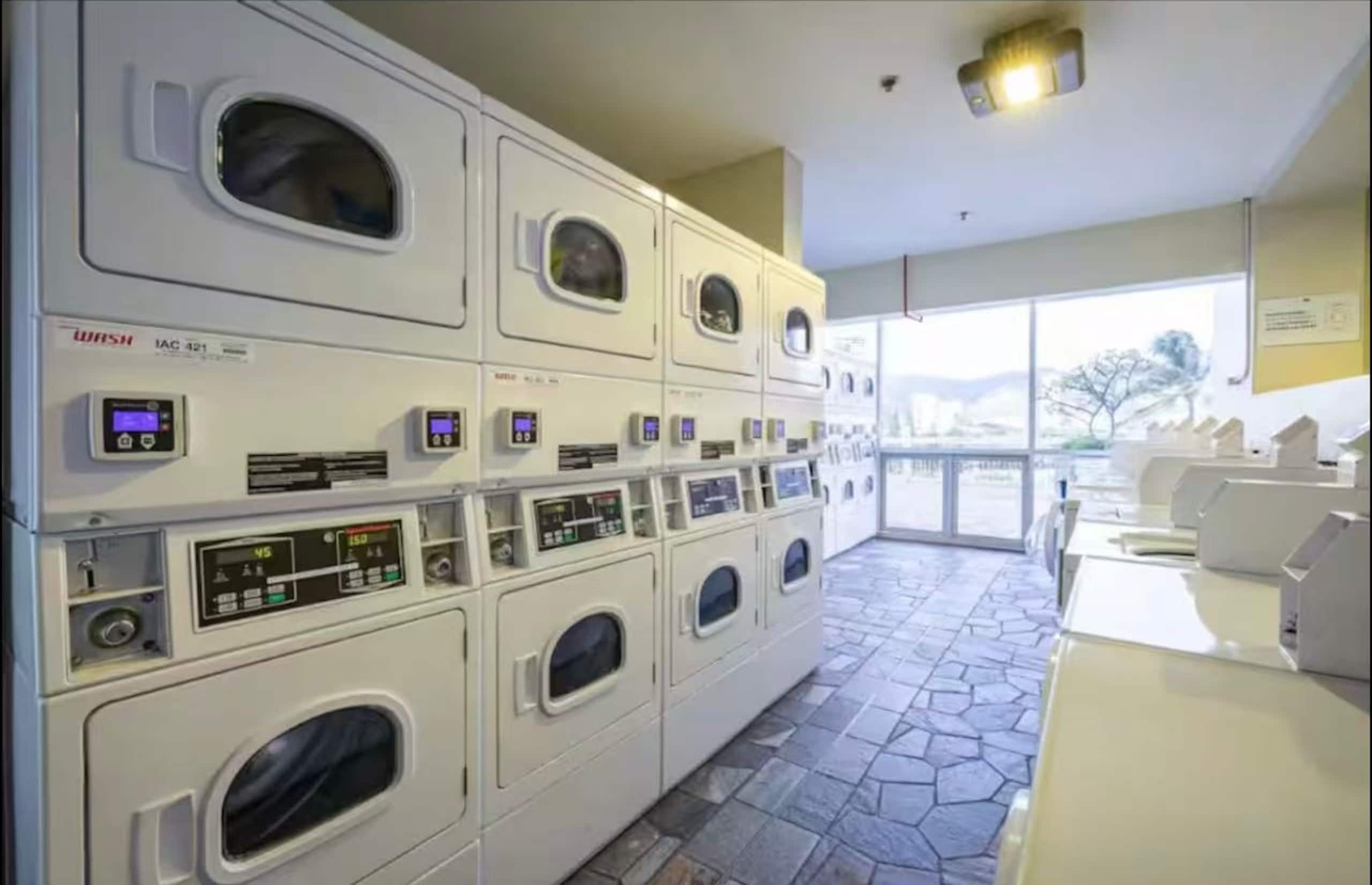 Modern Waikiki Studio - Image 16
