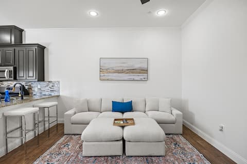 Top Airbnb: Lake view townhouse in Irving. Modern 4BR, 5 beds in Irving