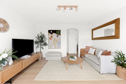 Top performing Airbnb: Coogee Ocean Views - Balcony - 2 min Wylie’s Baths in Coogee