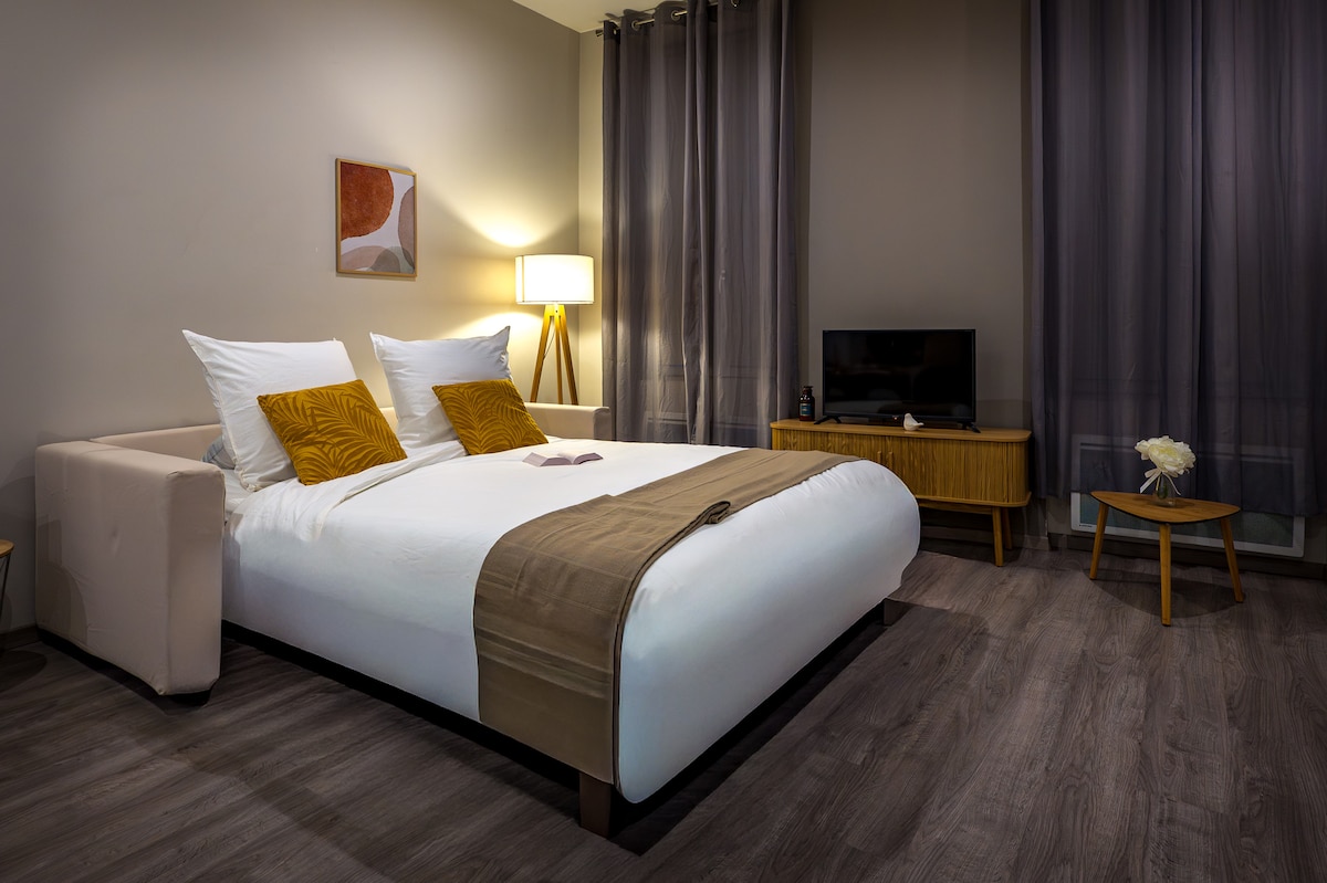 Vďaka rozkladacej pohovke si môžete vychutnať dobrý spánok v obývacej izbe.