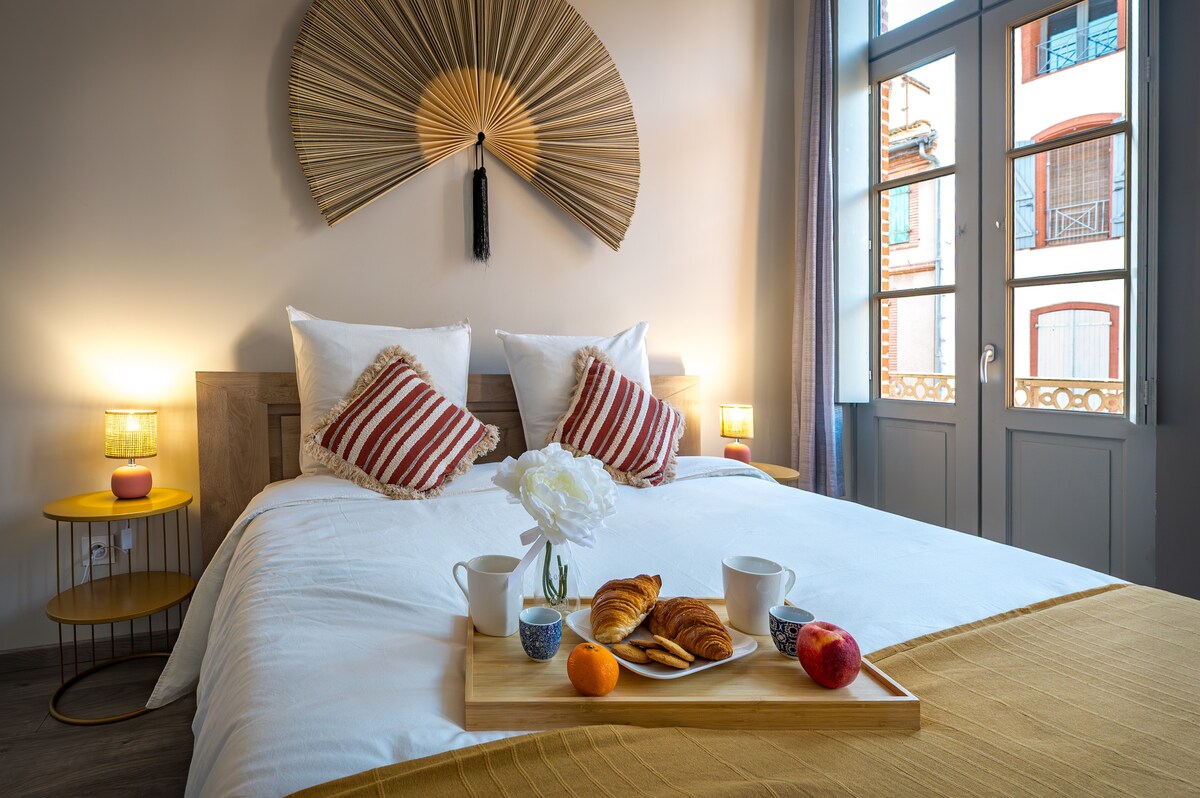 Útulná izba v prírodných tónoch navrhnutá ako skutočný kokón, ktorý vám ponúka pokoj a pohodlie.