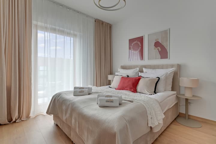 Chumba kikuu cha kulala kina kitanda cha watu wawili na kabati lenye nafasi kubwa, na hutoa mazingira mazuri ya kupumzika na kuhifadhi vitu binafsi.