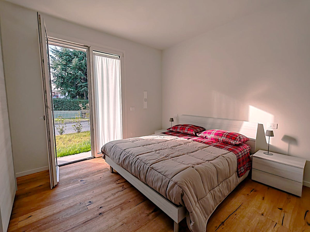 Svetlá dvojlôžková izba s výhľadom na záhradu