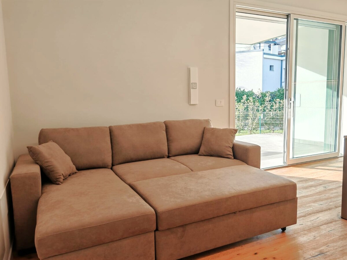 Veľká rozkladacia pohovka v obývacej izbe