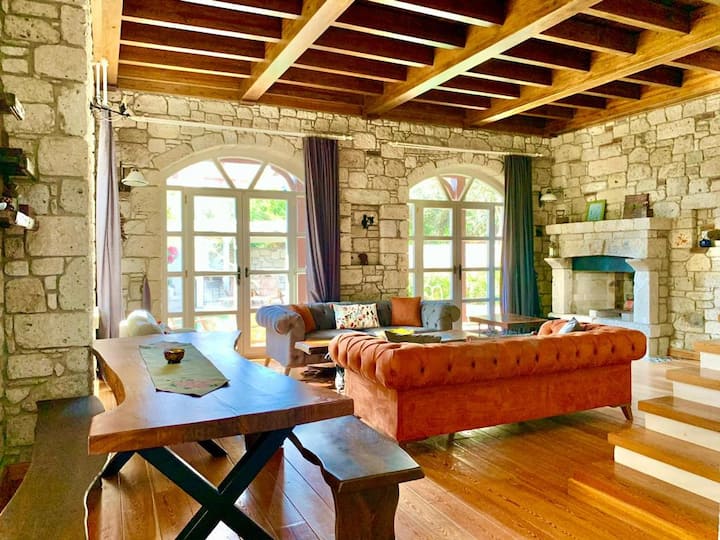 ÇEşme’de  Havuzlu Süper Lüks Taş Villa - 切什梅