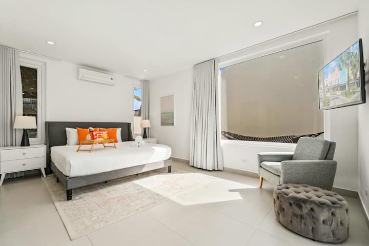 Détendez-vous dans une chambre spacieuse à Aruba avec coin salon climatisé et confort paisible après les journées à la plage