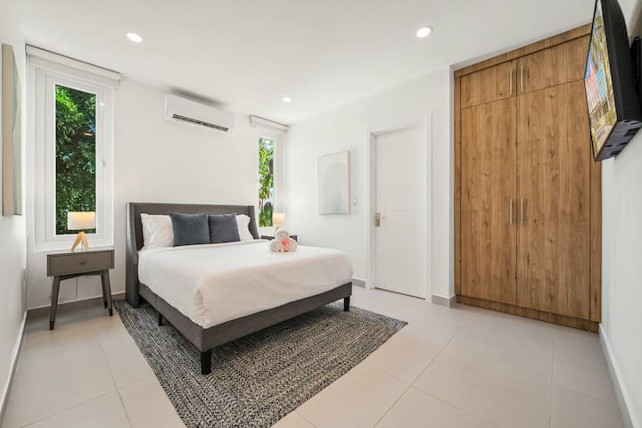 Dormez paisiblement dans une chambre moderne d'Aruba avec climatisation et une atmosphère calme et privée