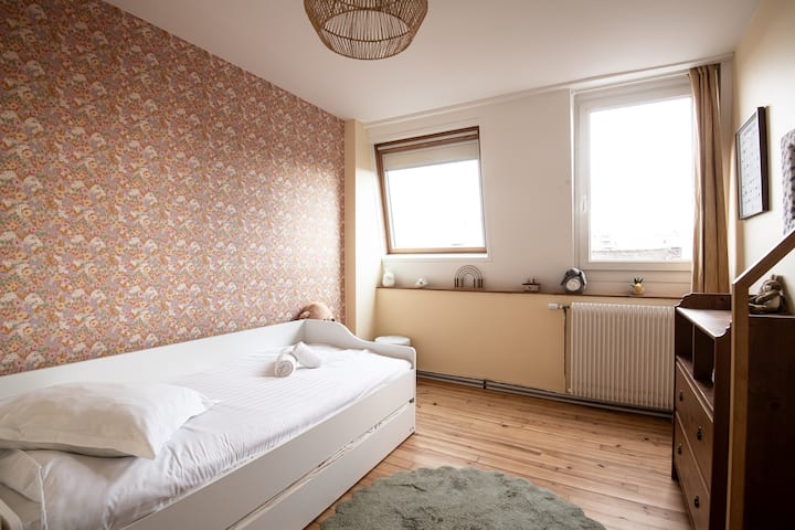 غرفة نوم بسرير مفرد 