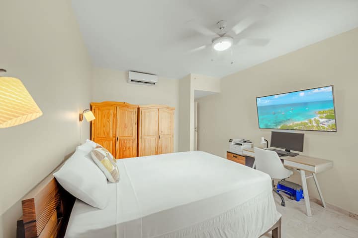 Gezellige slaapkamer met queensize bed en premium beddengoed, perfect voor gezinnen, stellen of vrienden
