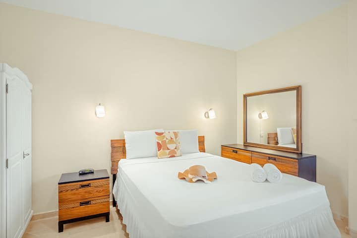 Serene hoofdslaapkamer met kingsize bed, eigen badkamer en smart-tv, je eigen toevluchtsoord voor rustgevende nachten