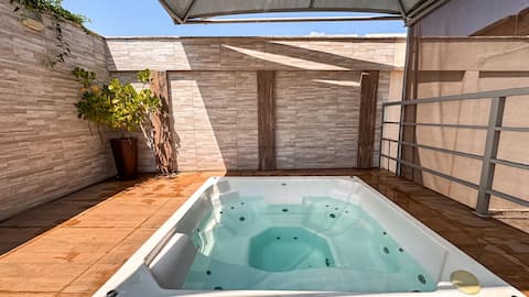 House with spa: near the lakefront and shops!