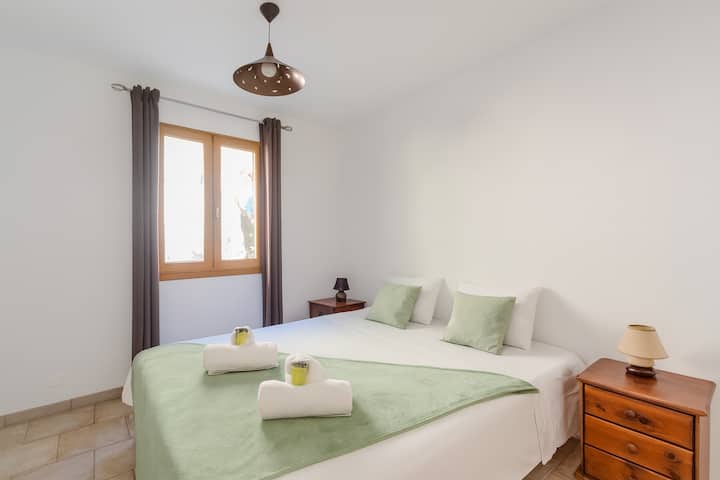 Zona de dormitorio doble con armario, sábanas, toallas y artículos de aseo incluidos.