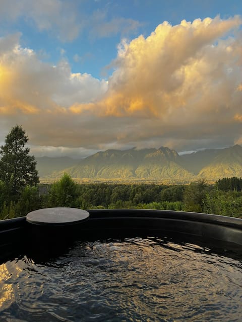 Mini retreat with a tinaja (traditional wooden soaking tub) in Pucón