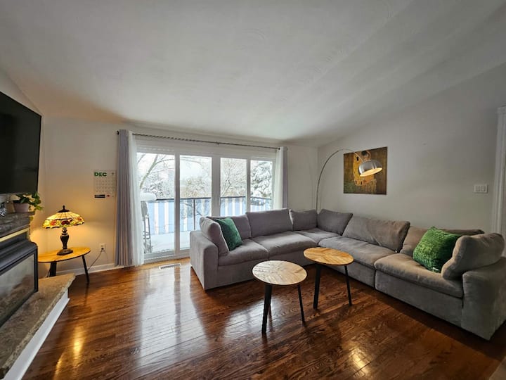 Entire Private Main Floor- 2 Bdrms, Bath, Kitchen - Ontario