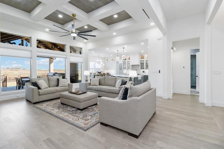 Luxury 5br Hill Country Retreat - Elgin, TX