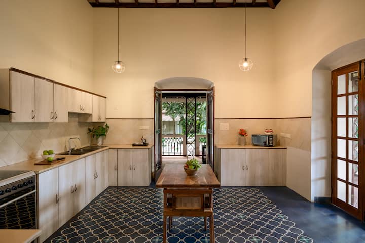 Full kitchen image 1
