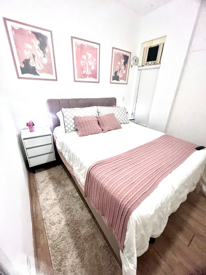 Chumba cha kwanza cha kulala chenye kitanda cha ukubwa wa kifalme ni chenye starehe sana, meza mbili za kando ya kitanda, kiyoyozi na feni ya dari, televisheni janja ya inchi 55, makabati na dirisha lenye pazia la kuzima mwanga ambalo hufanya chumba kiwe na giza kabisa kwa ajili ya kulala. 