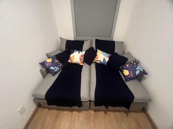 Chumba cha pili cha kulala kina televisheni janja ya inchi 65, kitanda kikubwa cha sofa cha mita 2 chenye mito na mito ya kuegemea na kiyoyozi. Dirisha la kukunja la kuzima mwanga lenye rimoti, lenye giza sana kwa ajili ya kutazama filamu na mfululizo na kwa ajili ya kulala. Mipira 2 na kioo kamili nyuma ya mlango. 