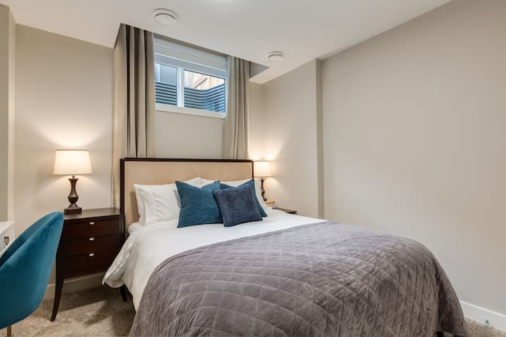 Private Suite | Near Downtown | Kitchen + Laundry - Calgary