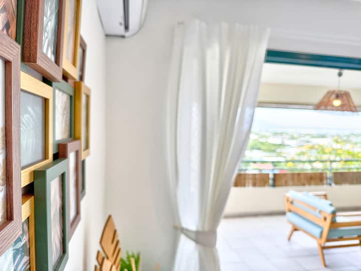 غرفة معيشة مضاءة حيث يمكنك الاسترخاء على أريكة ناعمة بعد يوم من مشاهدة المعالم السياحية. اتصال عالي السرعة وتلفزيون Chromecast لأمسياتك الاستوائية.